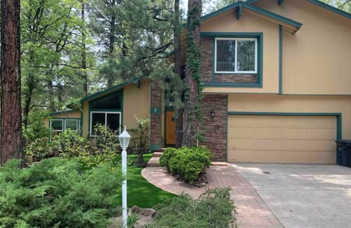 Shadow Mountain House | ❤️ Voted a VRBO Flagstaff favorite! Great mountain location w/spa, super clean.