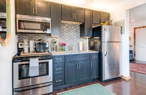 Melrose Apartment | VOTED "HAPPIEST" & "MOST JOYFUL" Nash Condo + Pool
