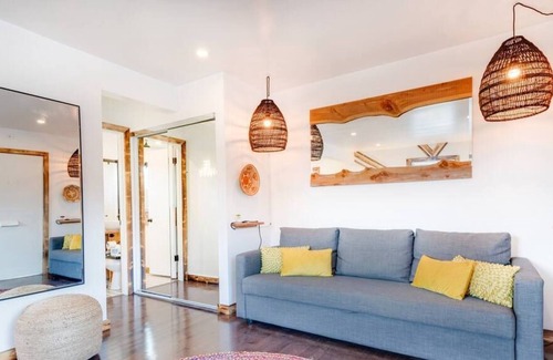 Melrose Apartment | VOTED "HAPPIEST" & "MOST JOYFUL" Nash Condo + Pool