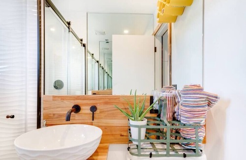 Melrose Apartment | VOTED "HAPPIEST" & "MOST JOYFUL" Nash Condo + Pool
