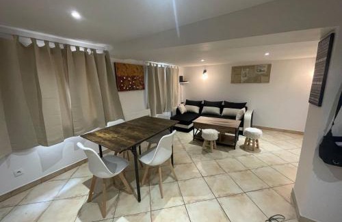 Riez Apartment | Vous viendrez vivre ici , 3 pièces châtaignier garage à moto