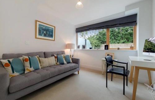 Ravenscourt Park House | VW5 - Luxury 3 Bed Townhouse with Parking - by Short Stories London
