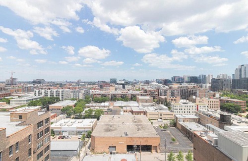 West Loop Apartment | W Loop Studio w Gym Pool Coworking nr UIC CHI-397