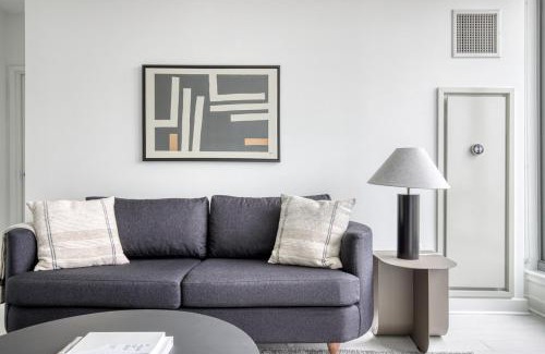 West Loop Apartment | W Loop Studio w Gym Pool Coworking nr UIC CHI-439