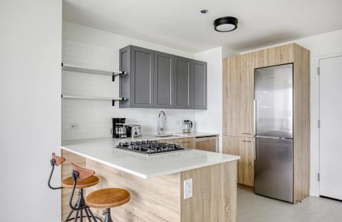 West Loop Apartment | W Loop Studio w Gym Pool Coworking nr UIC CHI-439