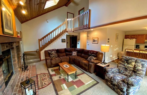 Bretton Woods House | W15 Bretton Woods Townhome less than 1 mile from ski slopes, WiFi, fireplace, privacy, Dog Friendly!