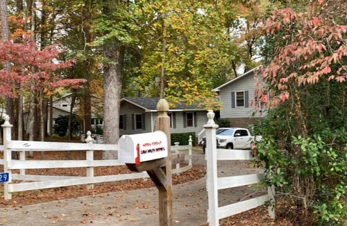 Milledgeville House | Wacky Zackys' Lakehouse ResortnMultiple Family waterfront Home w/boat docknn