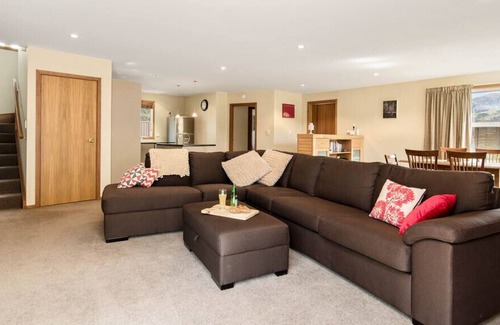 Lowburn Cottage | Waenga Wonder - Cromwell Holiday Home