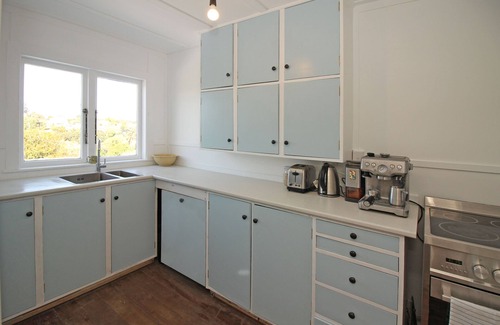 Surfdale Cottage | Waiheke holiday home