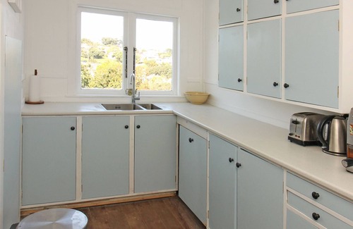 Surfdale Cottage | Waiheke holiday home