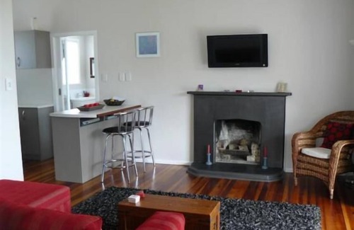 Surfdale House | Waiheke Wonder - 20 steps across park to beach
