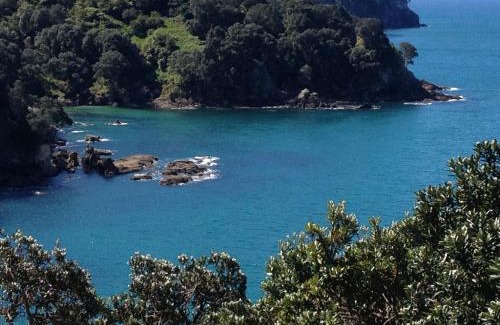 Athenree House | Waihi Beach Getaway-Studio, Ensuite & Private Deck