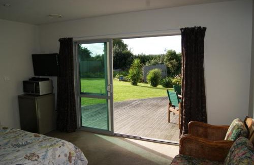 Athenree House | Waihi Beach Getaway-Studio, Ensuite & Private Deck