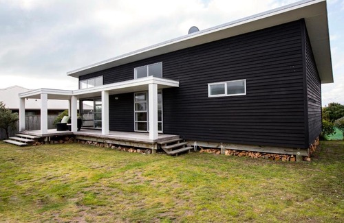 Waikanae House | Waikanae Retreat - Waikanae Beach Holiday Home
