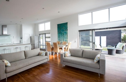 Waikanae House | Waikanae Retreat - Waikanae Beach Holiday Home
