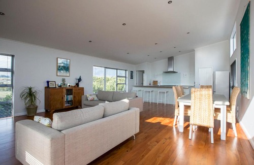 Waikanae House | Waikanae Retreat - Waikanae Beach Holiday Home