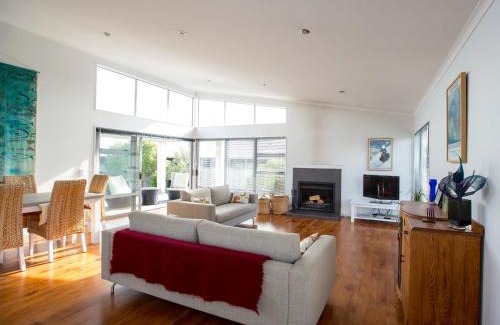 Waikanae House | Waikanae Retreat - Waikanae Beach Holiday Home