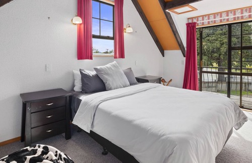Waikawa House | Waikawa Mountain View - Waikawa Holiday Home