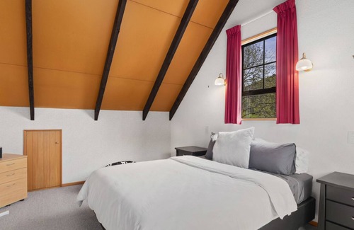 Waikawa House | Waikawa Mountain View - Waikawa Holiday Home