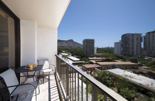 Diamond Head - Kapahulu - St. Louis Condo | Waikiki Sunset Mountain View Near Beach + Parking
