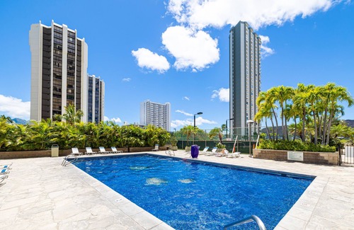 Diamond Head - Kapahulu - St. Louis Condo | Waikiki Sunset Mountain View Near Beach + Parking