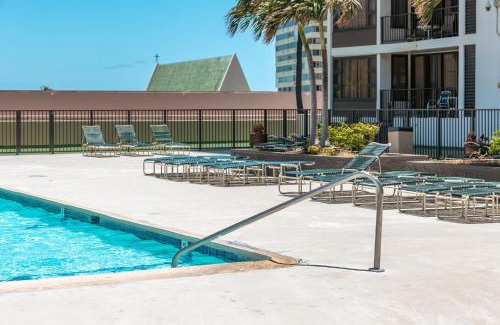 Waikiki Apartment | Waikiki Tropical Getaway with Pool and Free Parking!
