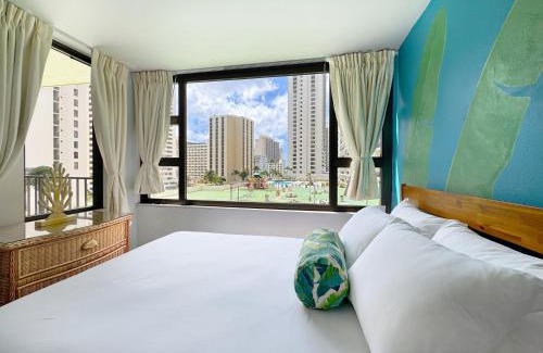 Waikiki Apartment | Waikiki Tropical Getaway with Pool and Free Parking!