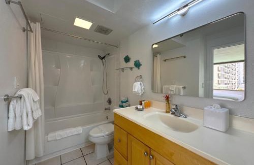 Waikiki Apartment | Waikiki Tropical Getaway with Pool and Free Parking!