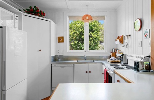 Hilltop House | Waipahihi Charm & Tranquillity