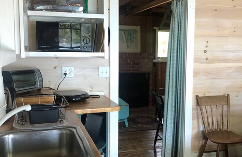 Plymouth Cabin | Wake up to the sound of gentle waves and breakfast overlooking the lake.