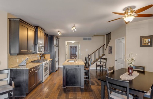 Westbank Condo | WAKE UP TO THIS! 5⭐️ 3 BDRM WATERFRONT! POOL,HOTTUB, BOAT LIFT AVAIL.