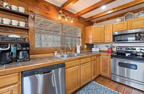 Waynesville House | Wakulla Woods Retreat - stunning mountain home, 2 bedrooms with sleeping loft, 2 bathrooms, centr.