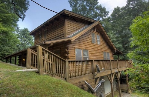 Cherokee Cabin | Walch Creekside Log Cabin Retreat in the Smoky Mountatins Maggie Valley NC