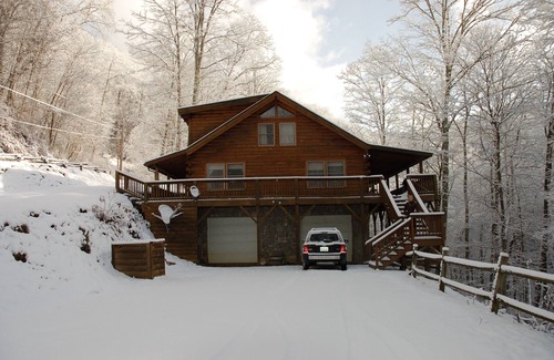 Cherokee Cabin | Walch Creekside Log Cabin Retreat in the Smoky Mountatins Maggie Valley NC