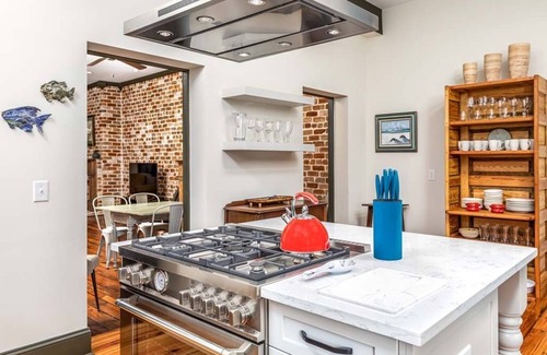 Savannah Victorian District House | Waldburg Manor | Pet Friendly, Historic Savannah!