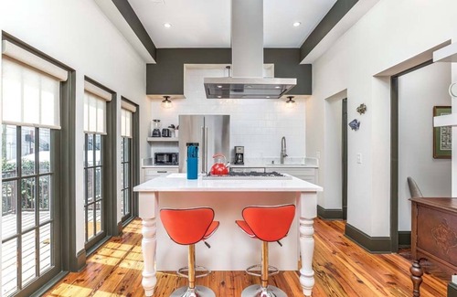 Savannah Victorian District House | Waldburg Terrace | Pet Friendly, Historic Savannah!