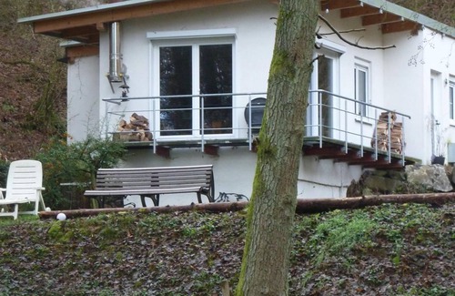 Ulmet Apartment | Waldhaus am Teich - Ferienhaus, Dusche, WC, 1 Schlafraum