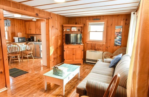North Eastham House | Walk 1/4 Mile to Private Beach!