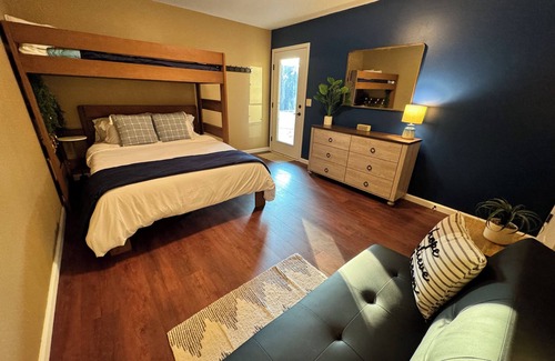 Fayetteville House | Walk 2 NRG Bridge Overlook! BoulderCave+MovieTheater+FirePit+HotTub+PoolTable!