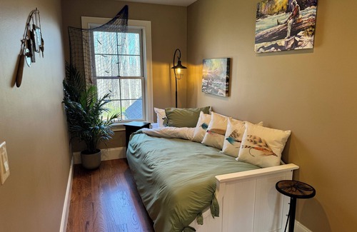 Fayetteville House | Walk 2 NRG Bridge Overlook! BoulderCave+MovieTheater+FirePit+HotTub+PoolTable!