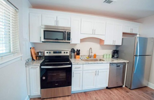 Biloxi Apartment | Walk 2 Shores 2br Sleeps 6 & Nearby Casinos
