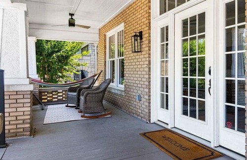 Downtown House | Walk Downtown & Dining - The School St Sweetheart