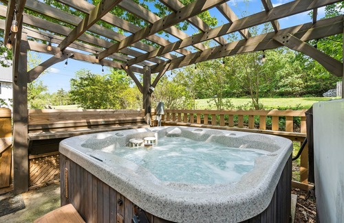Hollister Apartment | Walk-In King Size Lakefront Suite-Free Daily Tickets-Dog Friendly-Cmty Hot Tub!