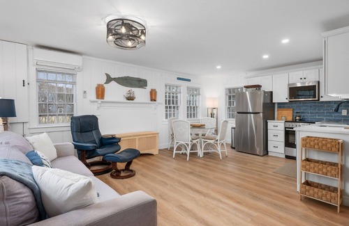 South Yarmouth Cottage | Walk to 3 Beaches & Waterfront Dining★Pet Friendly★Fire Pit★BBQ