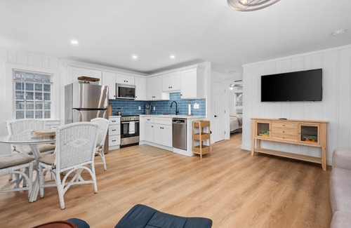 South Yarmouth Cottage | Walk to 3 Beaches & Waterfront Dining★Pet Friendly★Fire Pit★BBQ