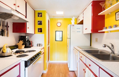 Barton Hills House | Walk to ACL & Zilker ❤️ King Bed 🐟 Unique Fish Tank Bath ✔️ Patio Grill