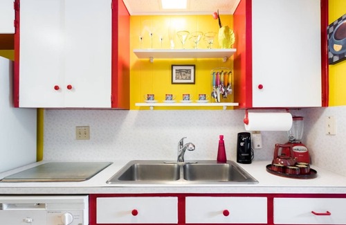 Barton Hills House | Walk to ACL & Zilker ❤️ King Bed 🐟 Unique Fish Tank Bath ✔️ Patio Grill