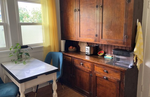 Oshkosh House | Walk to AirVenture from this Cozy Cottage!