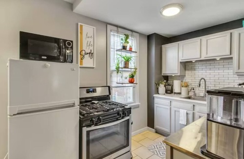 Lower Lawrenceville Apartment | Walk to Arsenal Park! Cozy & Comfy Studio up to 4Pax