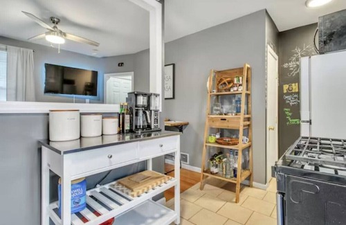 Lower Lawrenceville Apartment | Walk to Arsenal Park! Cozy & Comfy Studio up to 4Pax